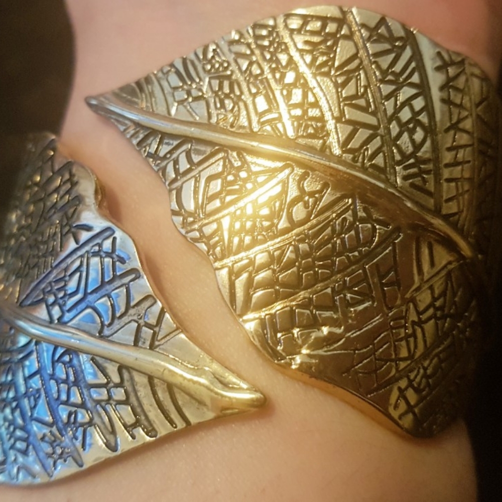 Gold tone dual leaf bangle bracelet NEW